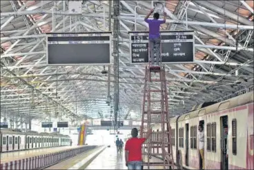  ?? ANSHUMAN POYREKAR/HT PHOTO ?? Railway staff checks the platform indicator at Chhatrapat­i Shivaji Maharaj Terminus, on Sunday.