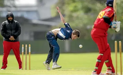  ?? WARWICK SMITH/STUFF ?? Palmerston North Boys’ High paceman Mitch Leach steams in against Palmerston at Manawaroa Park on Sunday.