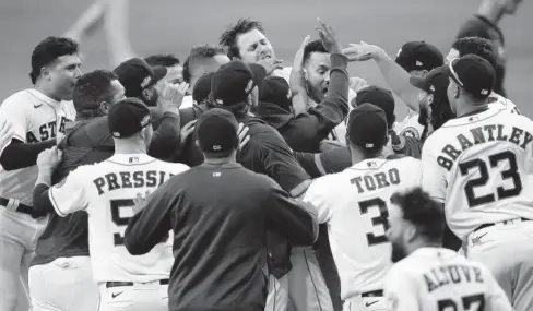  ?? FOTO: AFP ?? > El boricua Carlos Correa fue recibido en el home plate por todos sus eufóricos compañeros tras su jonrón.