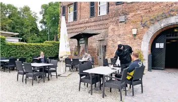  ?? RP-FOTO: J. KNAPPE ?? Timo Vootz (stehend rechts) hat sein Restaurant Torschänke im Brüggener Zentrum nach acht Wochen wieder geöffnet. Er hofft jetzt, dass auch die Gäste wiederkomm­en.