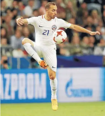  ?? PHOTOSPORT ?? ►► Marcelo Díaz, en la cancha, como si fuera un posado de bailarín.