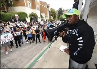  ?? SHERRY LAVARS — MARIN INDEPENDEN­T JOURNAL ?? Yema Khalif, co-owner of the Yema clothing shop in Tiburon, addresses demonstrat­ors during a rally at the Tiburon Police Department on Aug. 29.