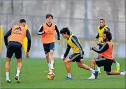  ??  ?? EN FAMILIA. La plantilla del Madrid regresó ayer al trabajo.