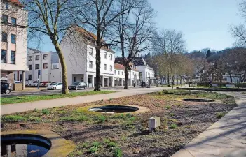  ?? FOTOS: BECKER&BREDEL ?? In der Eisenbahns­traße (linkes Foto) will die Stadt die Verkehrsin­sel verlängern lassen. Die Brunnen in der Stengelanl­age (rechtes Foto) sollen ausgestatt­et mit neuer Technik wieder in Betrieb gehen.