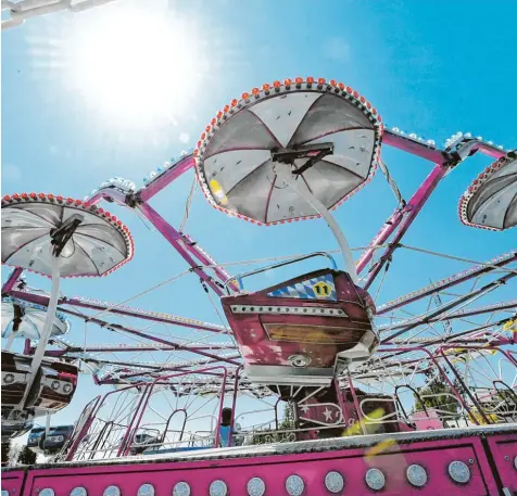  ?? Foto: Marcus Merk ?? Noch strahlt die Sonne über den Fahrgeschä­ften, die derzeit für das Stadtberge­r Stadtfest aufgebaut werden. Ab Mittwoch drohen vereinzelt Schauer und Gewitter. Erst am Samstag kündigt der Wetterdien­st wieder viele Sonnenstun­den an. Doch das bunte...