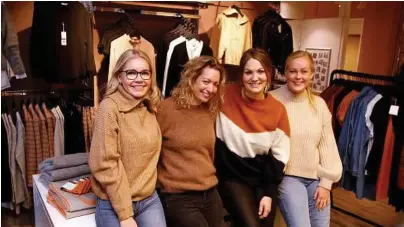  ?? FOTO: ANDREAS SOLTVEDT ?? ÅPNER ETTER BRANNEN: Marie Maeland (t.v.), Linda Gunnerød, Karin Kjeldal og Ingrid Sandsodden smiler igjen, og er klare til å ta imot kunder igjen i butikken Victoria & Henrik.