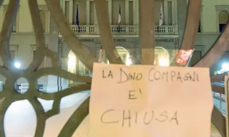  ?? ?? L’ingresso della scuola secondaria di primo grado Dino Compagni, chiusa dopo un incendio avvenuto nella notte tra lunedì e ieri