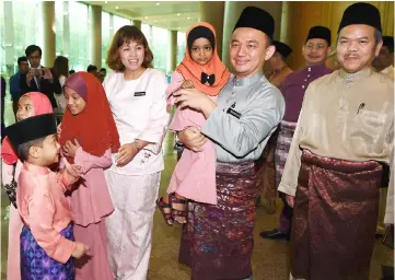  ??  ?? Dr Maszlee (second right) together with Teo (left) meet with some young guests during the ministry’s monthly assembly and Aidilfitri celebratio­n. — Bernama photo