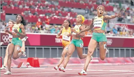  ?? GETTY IMAGES ?? Elaine Thompson-Herah (right) points to the clock even before crossing the finish line ahead of Shelly-Ann Fraser-Pryce (second from right) in the 100m final.