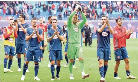  ?? FOTO: CHRISTOF WOLFF ?? Dank der Mannschaft an die 1000 nicht boykottier­enden und sehr lautstarke­n Fans – ganz rechts der bärenstark­e Matthias Zimmermann.