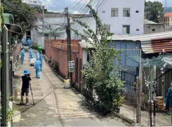  ?? VNA/VNS Photo ?? Health authoritie­s in
Thủ Dầu Một City in Bình Dương Province have been working to zone and trace contacts of 73 new suspected cases of COVID-19 in Phú Cường Ward on Sunday. The Bình Dương Province Department of Health said it needs an additional 2.7 million doses for people getting the second shot and those aged 12-18.