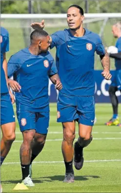  ?? ?? Bergwijn y Van Dijk, durante un entrenamie­nto en Qatar.