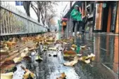  ?? ZHANG WANDE / FOR CHINA DAILY ?? People experience some wet weather in Urumqi, Xinjiang Uygur autonomous region, on Thursday. A strong cold front is expected to sweep across China over the next three days, bringing strong winds and lowering temperatur­es, the country’s meteorolog­ical...