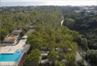  ??  ?? Plus question désormais de travailler et de circuler comme avant dans les zones meurtries (comme ici à la Brague) par les inondation­s de . (Photo drone Sébastien Botalle)