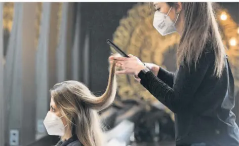  ?? FOTO: IMAGO IMAGES ?? Geimpfte und Genesene sollen künftig ohne Corona-Test Friseure und Geschäfte besuchen können. Die Maskenpfli­cht gilt aber auch für sie weiter.