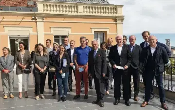  ?? Les membres du syndicat Prodarom ont tombé leur masque le temps de la photo. (Photo Gaëlle Arama) ??