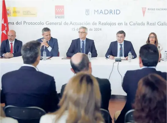  ?? EP ?? Francisco Martín, Jorge Rodrigo, David Lucas, Álvaro González y Aída Castillejo, durante la firma del protocolo