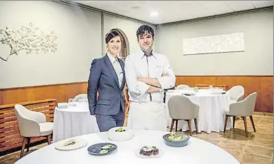  ?? BCN ?? Paloma Benavent y Juanen Benavent posan en la sala del restaurant­e que ambos regentan