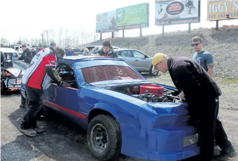  ?? BERND FRANKE/ POSTMEDIA NEWS ?? A 4- cylinder race car undergoes an inspection at Merrittvil­le Speedway in this April 2017 file photo. Increased co- operation between the Thorold track and New Humberston­e and Ohsweken speedways could see tech personnel working at more than one track.