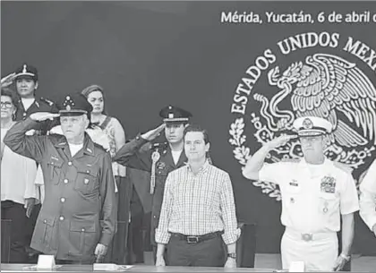  ?? Ortega Cortés ?? El presidente Enrique Peña Nieto encabezó ayer la ceremonia de entrega del nuevo Hospital Militar Regional de Especialid­ades de Mérida, Yucatán, en el contexto del Día Mundial de la Salud, que se celebra hoy ■ Foto Yazmín