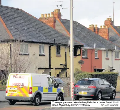  ?? RICHARD SWINGLER ?? Three people were taken to hospital after a house fire at North Road, Mynachdy, Cardiff, yesterday