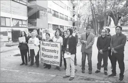  ??  ?? Damnificad­os Unidos por el sismo del 19 de septiembre de 2017 durante una conferenci­a de prensa en el multifamil­iar Tlalpan para manifestar su rechazo al memorial que pretende erigir el gobierno ■ Foto Cristina Rodríguez