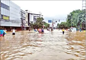  ?? THE JAKARTA POST ?? With Tuesday’s flooding, several Commuter train lines and Transjakar­ta bus routes serving Greater Jakarta have been disrupted for two consecutiv­e days.