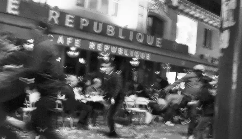  ?? DOMINIQUE FAGET / AFP / GETTy IMAGES ?? Civilians run near Place de la Republique Square in Paris on Friday. Coordinate­d terrorist attacks struck up to seven points in the city.