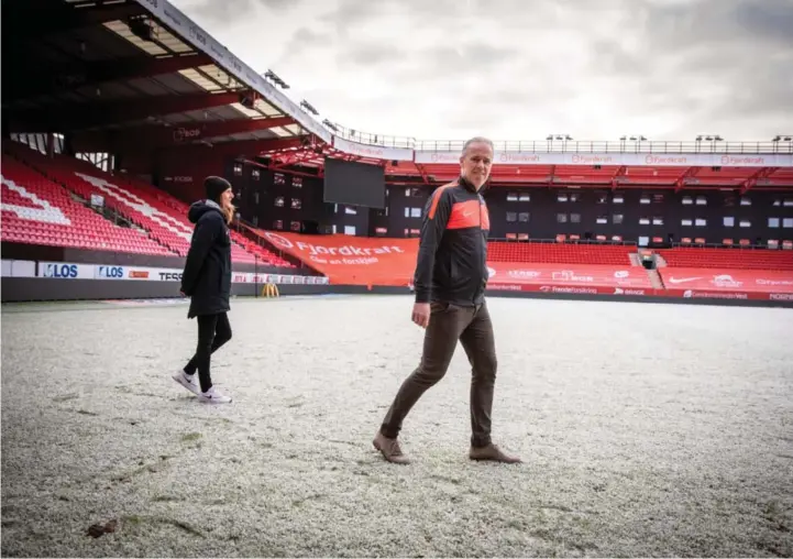  ?? FOTO: BJØRN ERIK LARSEN ?? Sportssjef Rune Soltvedt tror noen av dagens Brann-spillere kan bli solgt for flere titalls millioner kroner. Det vil i tilfelle vaere et helt nytt nivå av spillerlog­istikk i hans tid i rollen. Daglig leder Vibeke Johannesen.