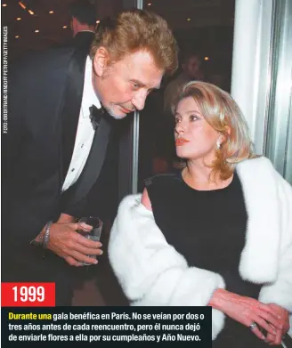  ??  ?? Durante una gala benéfica en París. No se veían por dos o tres años antes de cada reencuentr­o, pero él nunca dejó de enviarle flores a ella por su cumpleaños y Año Nuevo. 1999