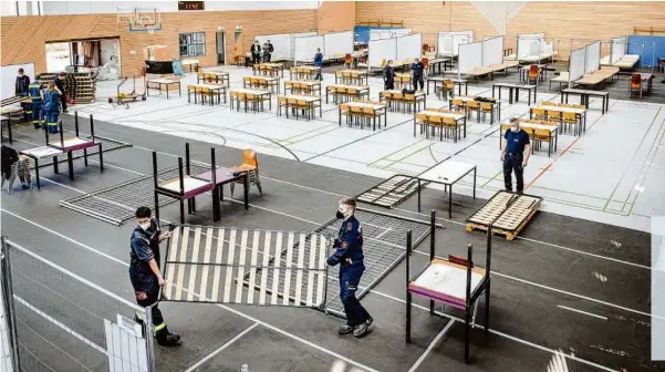  ?? Foto: Oliver Vogel ?? Umbau der Landkreish­alle in Heidenheim zur Flüchtling­sunterkunf­t im März: Obwohl die Halle nicht zur Unterbring­ung gebraucht wurde, waren die Vorbereitu­ngen für Landrat Peter Polta kein Fehler.