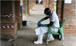  ?? FOTO: JOHN BOMPENGO/TT-AP ?? En vårdarbeta­re iklädd skydd mot ebola i Bikoro i provinsen Équateur. Arkivbild från en tidigare epidemi.