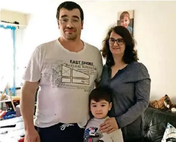  ?? 20M ?? Die Familie Covas mit Vater José, Sohn Rodrigo und Mutter Sonia aus Spreitenba­ch ist unter Quarantäne.