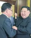  ??  ?? Encuentro.
Chung Eui-yong, consejero de seguridad de Corea del Sur, ayer en la reunión con el presidente Kim Jong-un, en Pyongyang.