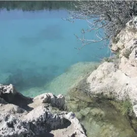  ??  ?? Das Wasser ist trinkbar, wenn auch leicht salzig.