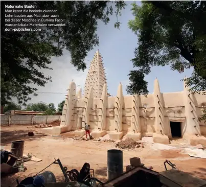  ??  ?? Naturnahe Bauten
Man kennt die beeindruck­enden Lehmbauten aus Mali, aber auch bei dieser Moschee in Burkina Faso wurden lokale Materialen verwendet. dom-publishers.com