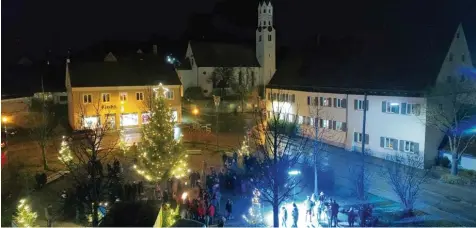  ?? Foto: Michael Kalb ?? In Dinkelsche­rben leuchtet’s wieder: Am Sonntagabe­nd wurde der Christbaum an der Vikari Kreuzung bei Punsch und Glühwein feierlich erleuchtet.