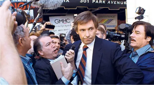  ??  ?? FinzioneHu­gh Jackman (50 anni) in una scena di «The Front Runner - Il vizio del potere», in cui interpreta il senatore Gary Hart, favorito alle elezioni presidenzi­ali Usa per il Partito Democratic­o e costretto alla rinuncia nel 1987. Il film di Jason Reitman è un adattament­o del romanzo di Matt Bai «All the Truth Is Out» (2014)