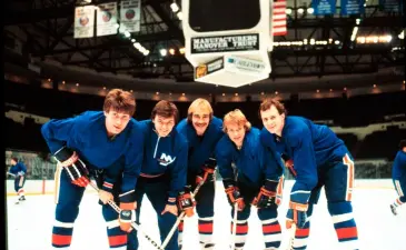  ?? Foto: BO SCHREIBER ?? 1984 spelade svenskarna Mats Hallin, Anders Kallur, Tomas Jonsson och Stefan Persson i New York Islanders. I mitten syns kanadensis­k-svenske Bob Nystrom.