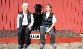  ??  ?? PÅ PRISPALLEN. Mari Bergh, hunden Ära och Lilith Sarapik har tagit plats på prispallen framför klubbhuset i Göta.