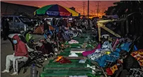  ?? AfP ?? Estas personas esperaban turno el jueves para volver a llenar de oxígeno sus tanques en un suburbio de Lima.