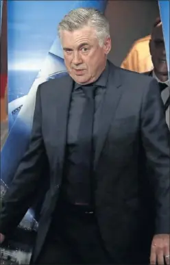  ??  ?? ABATIDO. Ancelotti, antes de la rueda de prensa en París.