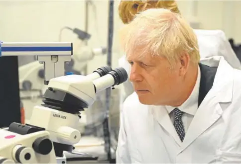 ?? // EP ?? El primer ministro del Reino Unido, Boris Johnson, visitó ayer el Instituto Francis Crick, dedicado a la biomédica