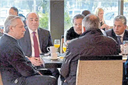  ?? Prensa Manzur ?? Fernández, Manzur y Martínez (Uocra), el miércoles, en Tucumán