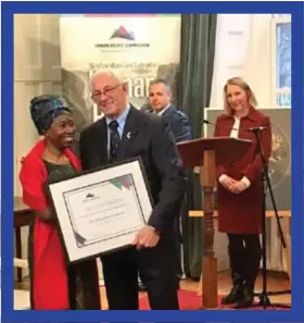  ?? Photo : Courtoisie de Lloydetta Quaicoe ?? Madame Quaicoe a été honorée du prix de Championne des droits de la personne à Terre-Neuve-et-Labrador à 2017. Ce prix, décerné par la Commission des droits de la personne, lui a été remis par le lieutenant­gouverneur Frank F. Fagan.