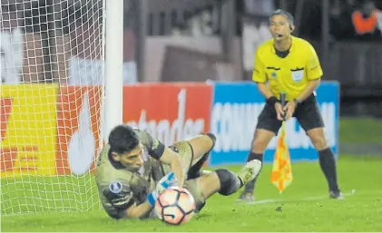  ?? GUILLERMO RODRIGUEZ ADAMI ?? A semifinale­s. Esteban Andrada le ataja el penal decisivo a Nicolás Blandi.