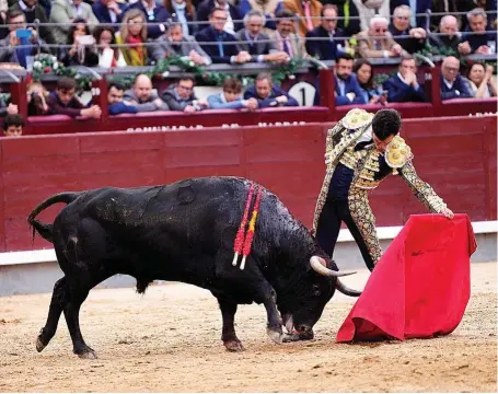  ?? J. BARBANCHO ?? Notable natural de Tomás Rufo al tercer toro de Victoriano del Río, al que cortó una oreja ayer en Las Ventas.