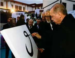  ??  ?? Erdogan melakarkan huruf wau ketika merasmikan pembinaan sebahagian struktur bangunan Muzium Moden Odunpazari di Eskisehir, tahun lalu.