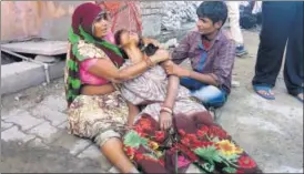  ?? SURESH FOUJDAR/HT ?? A woman grieves outside a mortuary after the wall collapse in Bharatpur on Thursday.