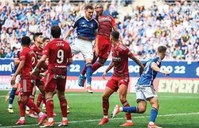  ?? LALIGA ?? MEJORÍA INSUFICIEN­TE El Zaragoza estuvo cerca de puntuar en el Carlos Tartiere pero su falta de gol y la roja a Toni Moya le dejaron de vacío y tendrá que sufrir más.